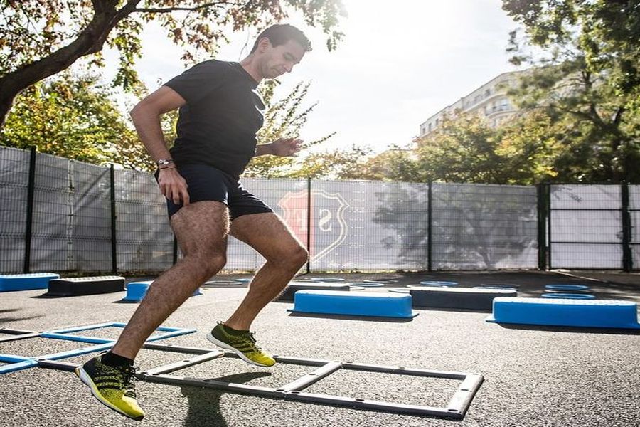 Trening cardio na siłowni zewnętrznej